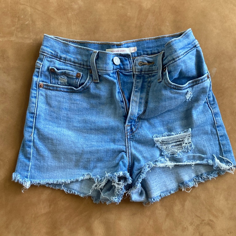 Women’s High Rise Levi’s Shorts Size 26